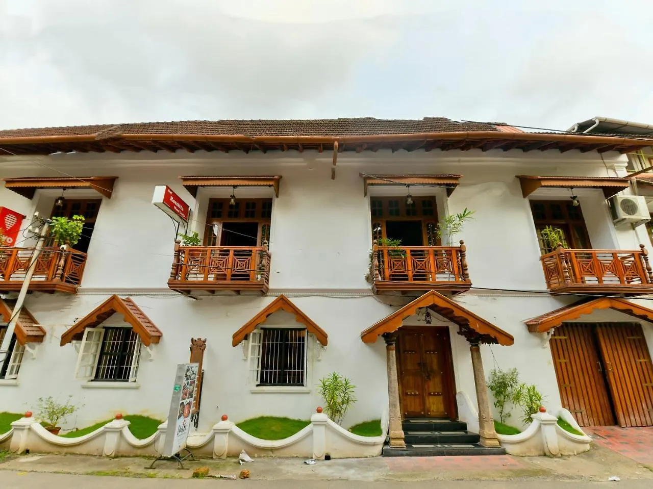 Rossitta Wood Castle Bed and Breakfast Kochi 3*,